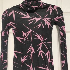 BCBGMAXAZRIA fitted knit top long sleeve